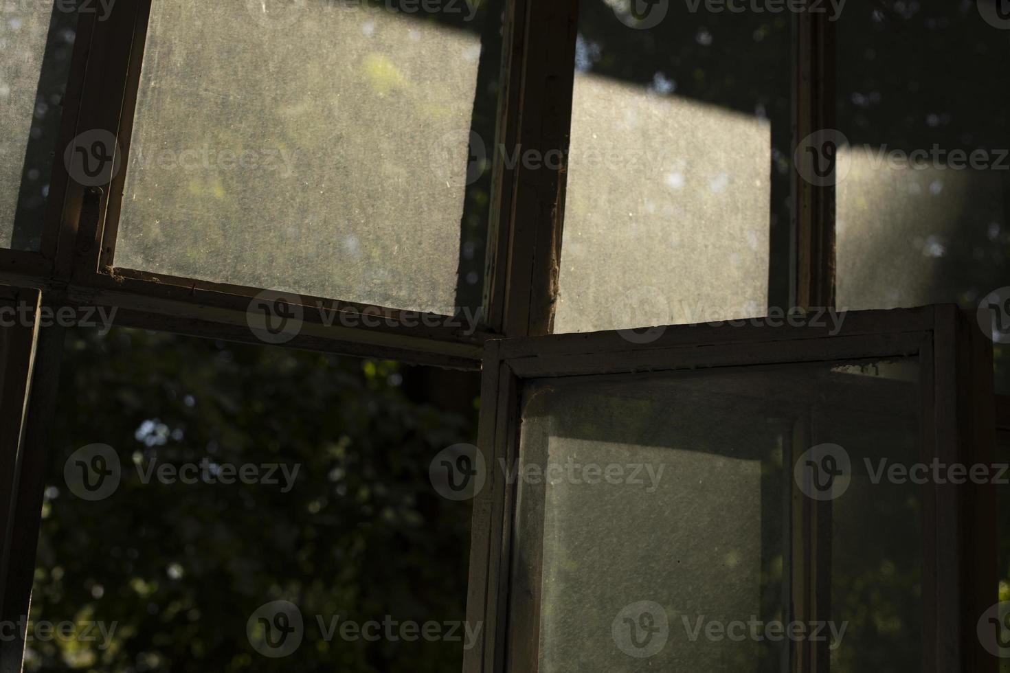 damm på fönster. glas på balkong. damm lager i solljus. foto
