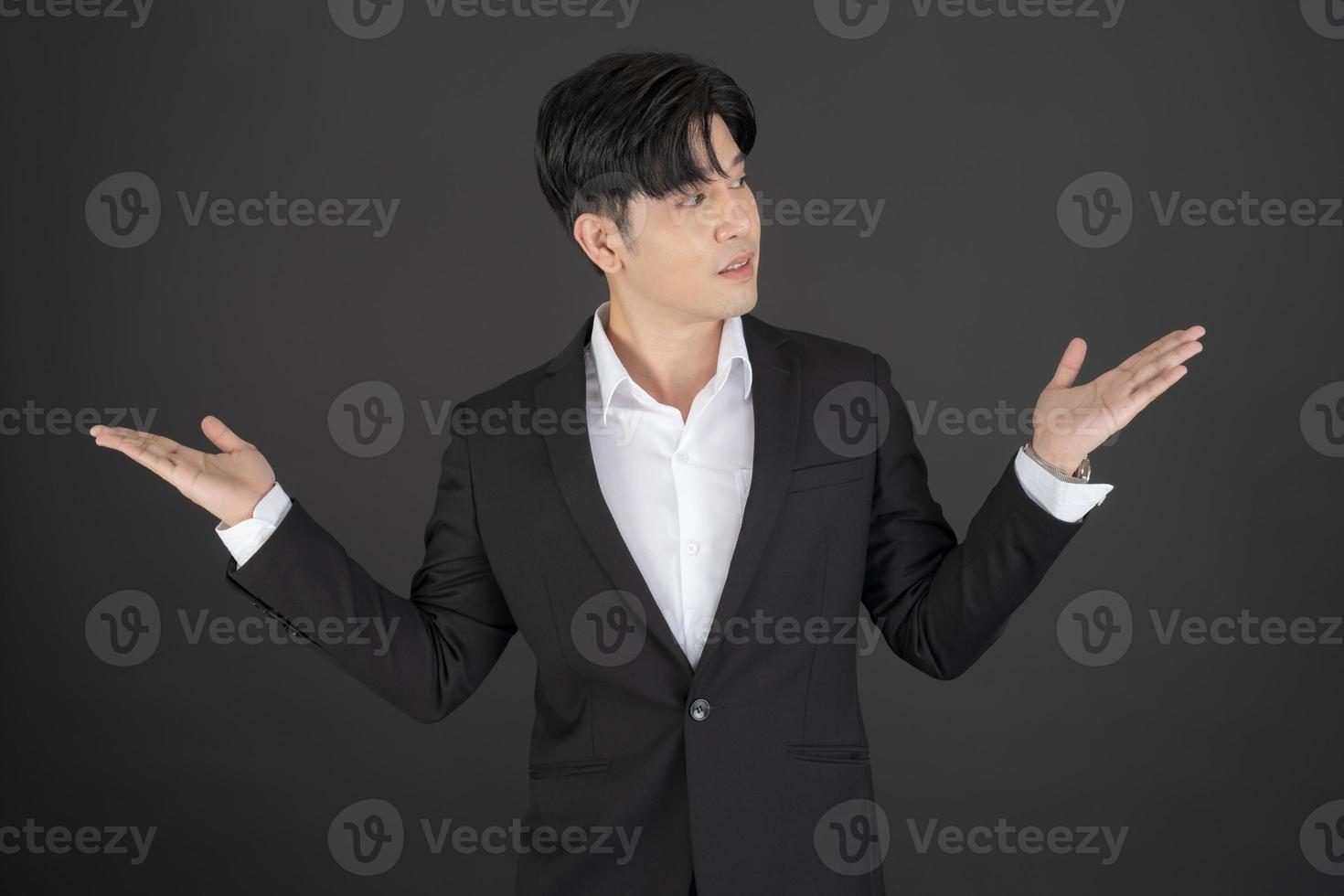 företag man bär en svart kostym Uppfostrad hans hand till hans sida mot. foto