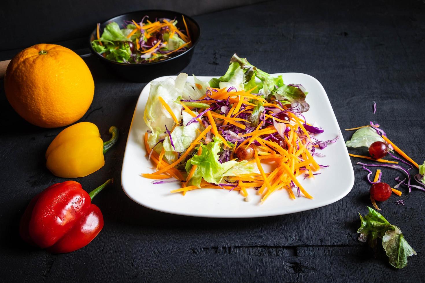 grönsaksallad på svart bakgrund foto