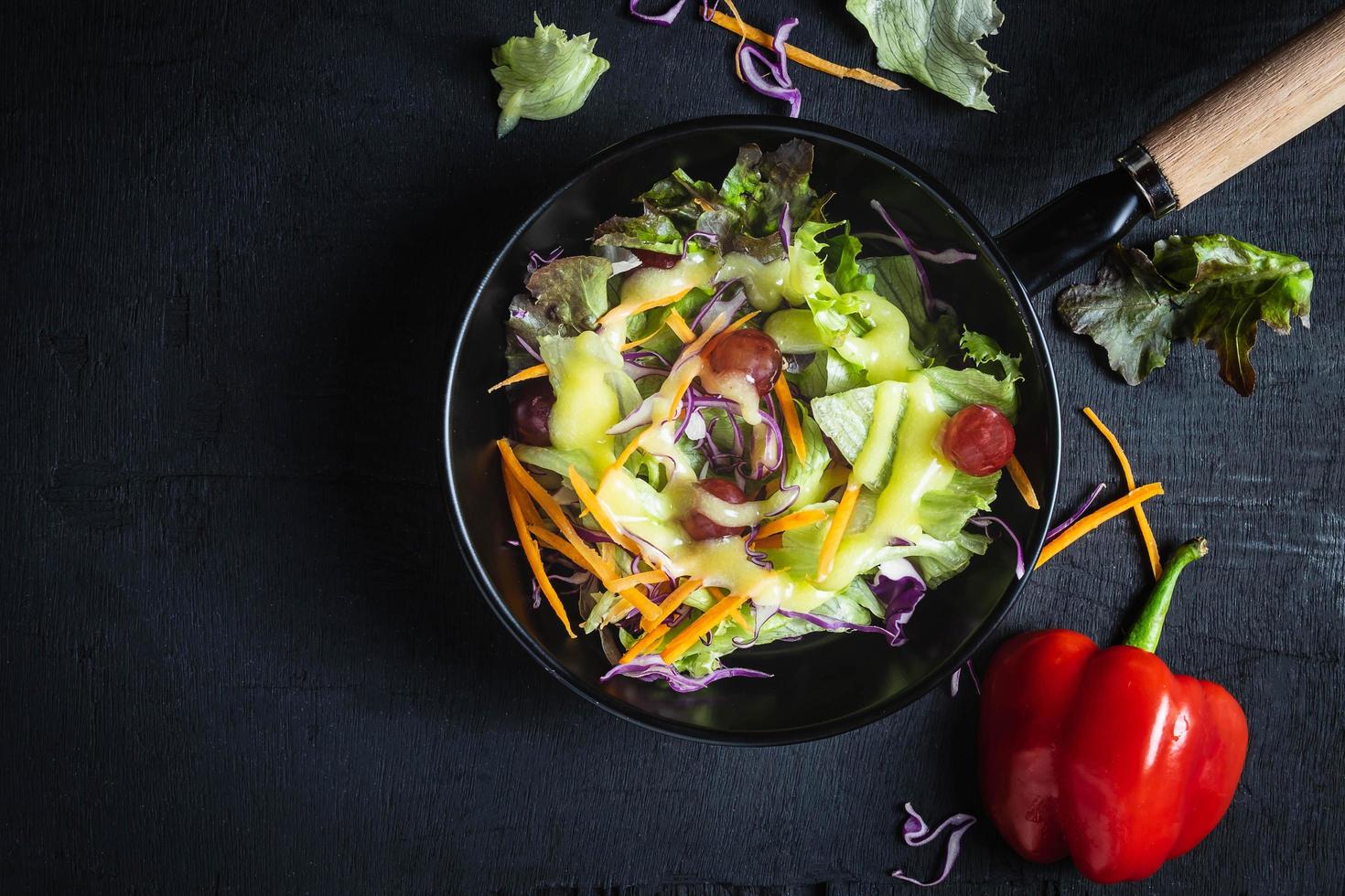 grönsaksallad på svart bakgrund foto