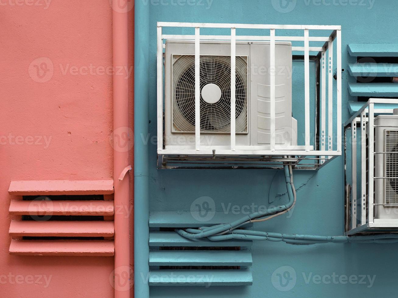 närbild se av utomhus- luft kond mot blå målad vägg foto