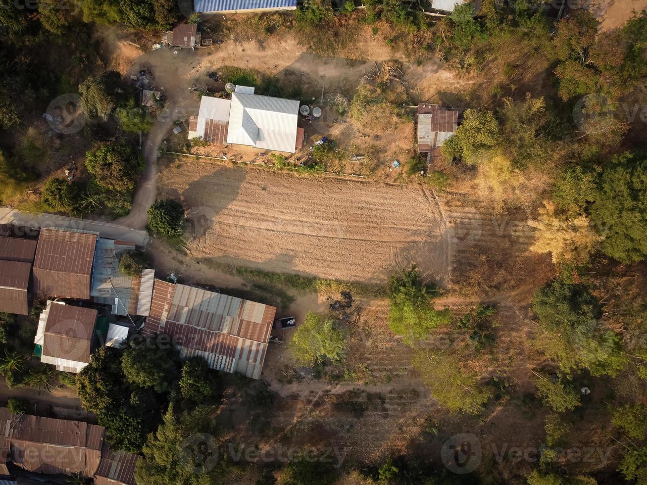 Land hus, antenn Foto tagen förbi Drönare , mest lantlig människor ha ett jordbruks karriär.