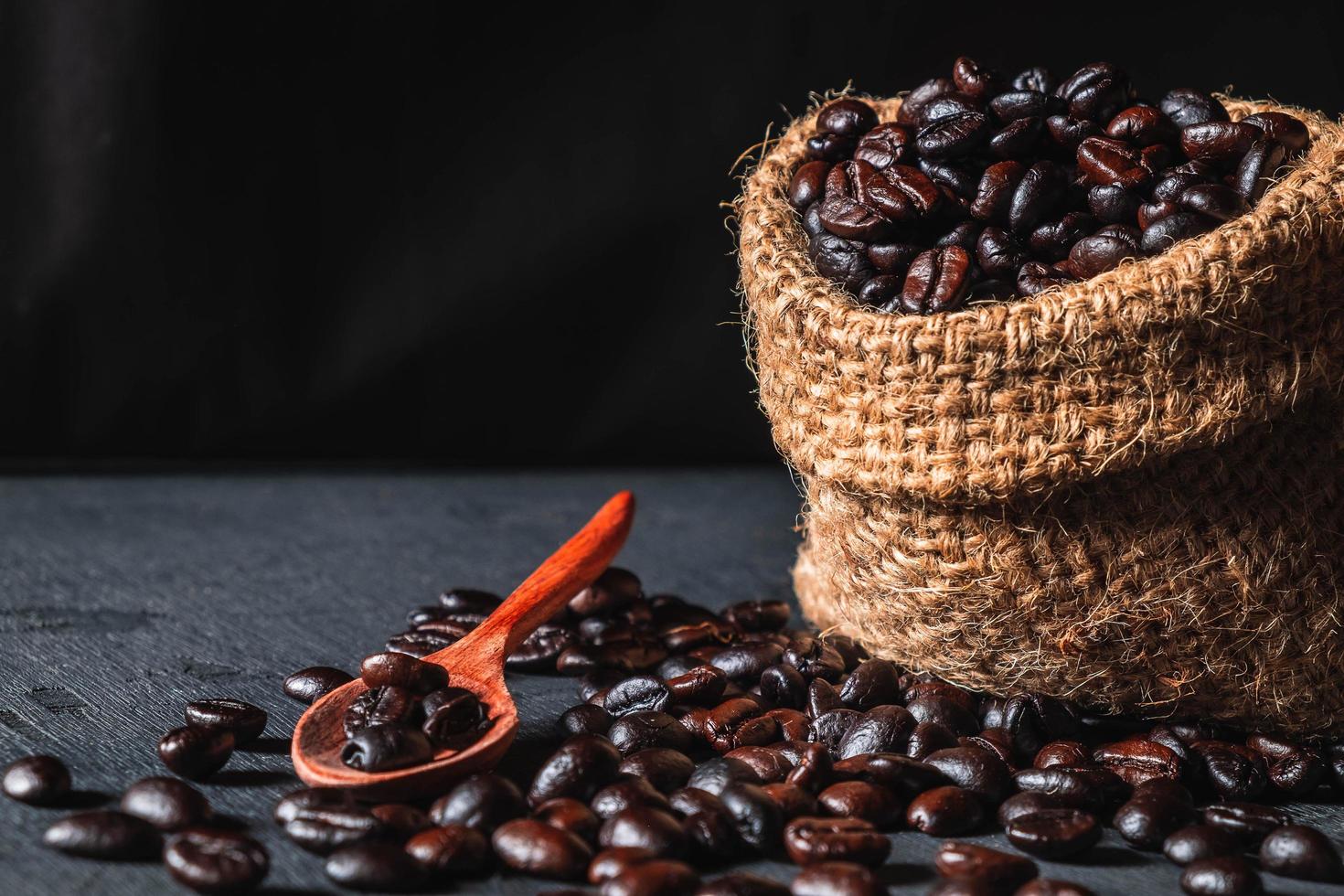 råa kaffebönor i en säckpåse foto