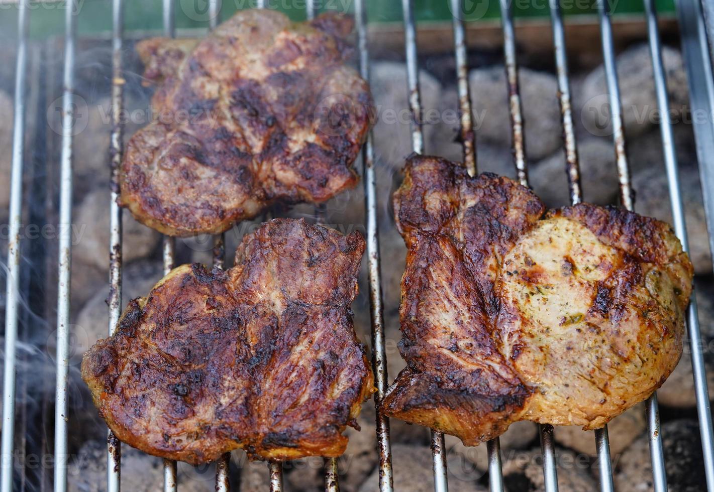 grillad kött från de träkol grill foto