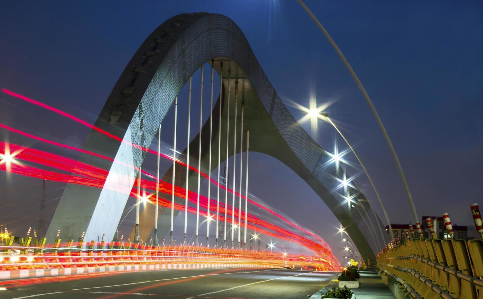brostruktur på natten foto