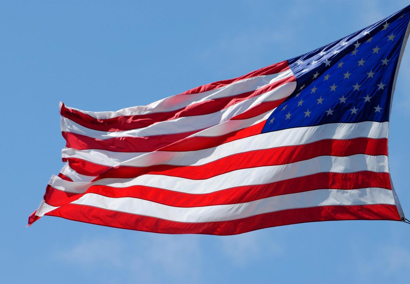 viftande amerikanska flaggan foto