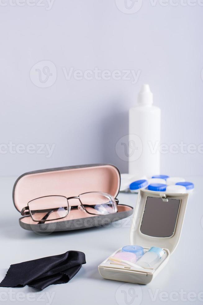 val mellan glasögon och Kontakt linser. objekt för vård och lagring. vertikal se foto