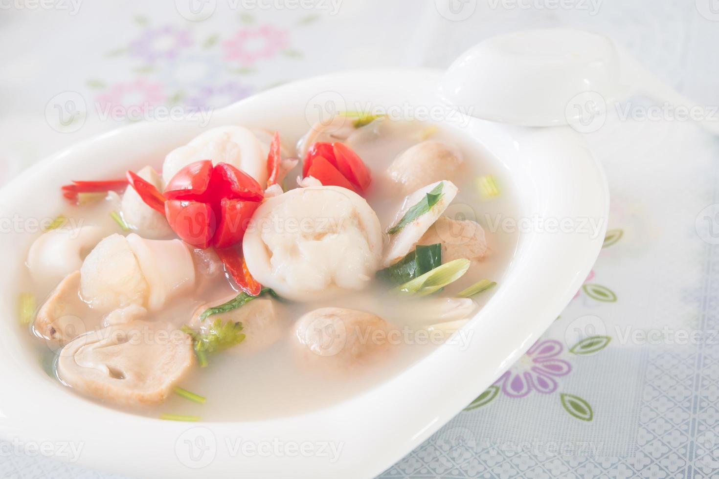 thailändsk stil kryddig soppa, tom yum foto