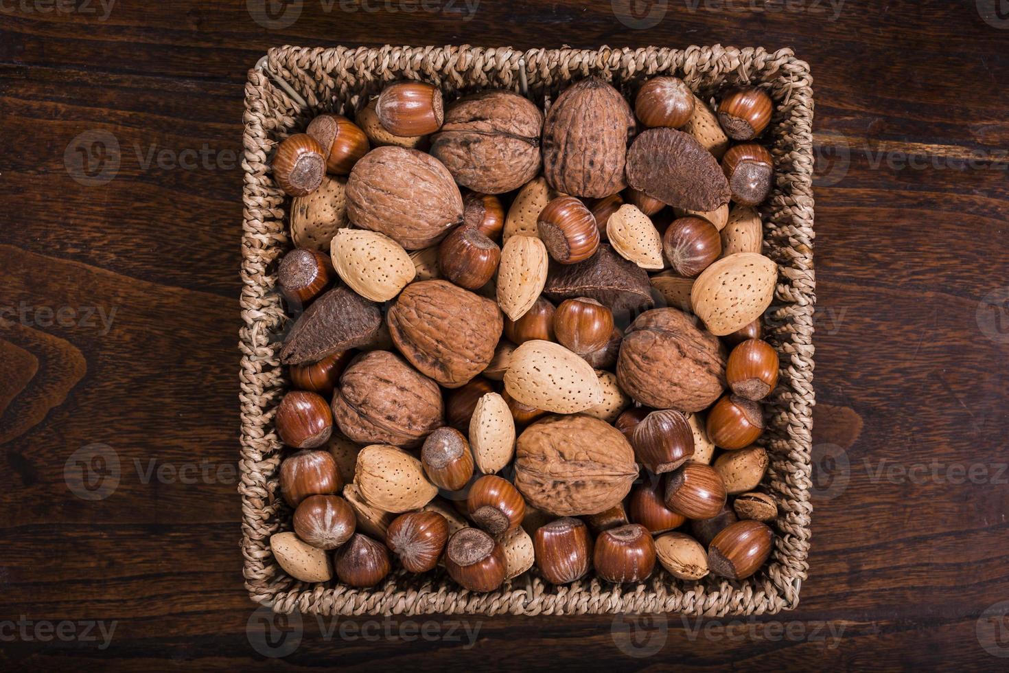blandade nötter i brun färgton foto