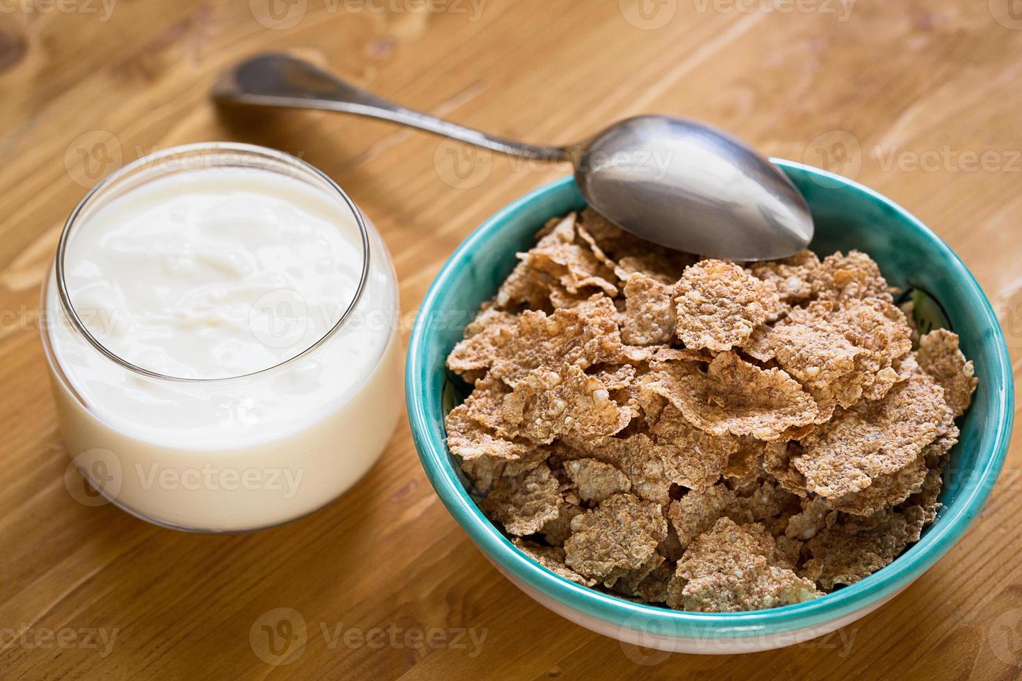 läckra och hälsosamma veteflingor i skål med yoghurt foto