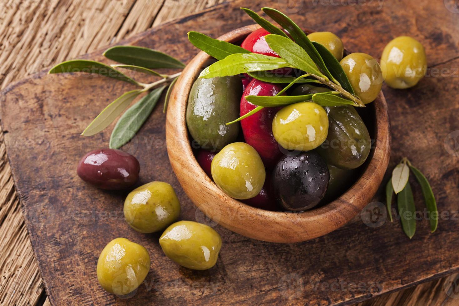 skål med blandade oliver foto