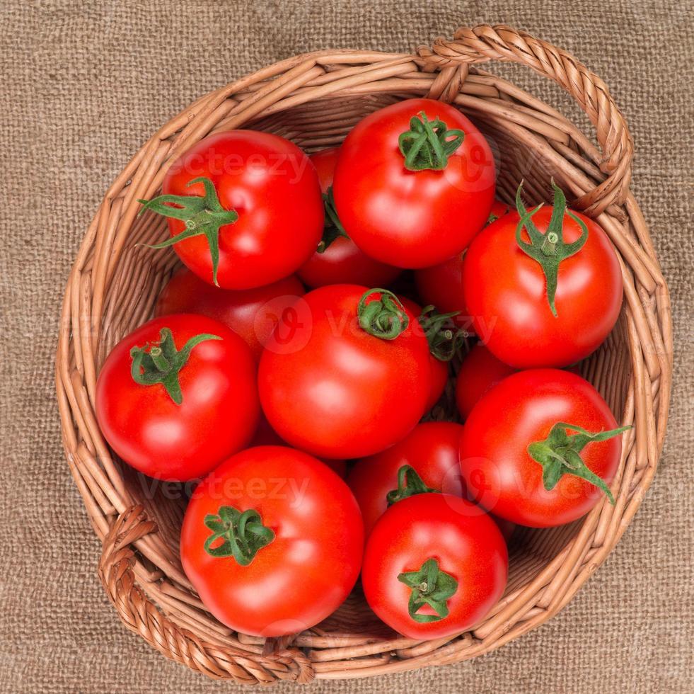tomater i korg på säckväv ovanifrån foto