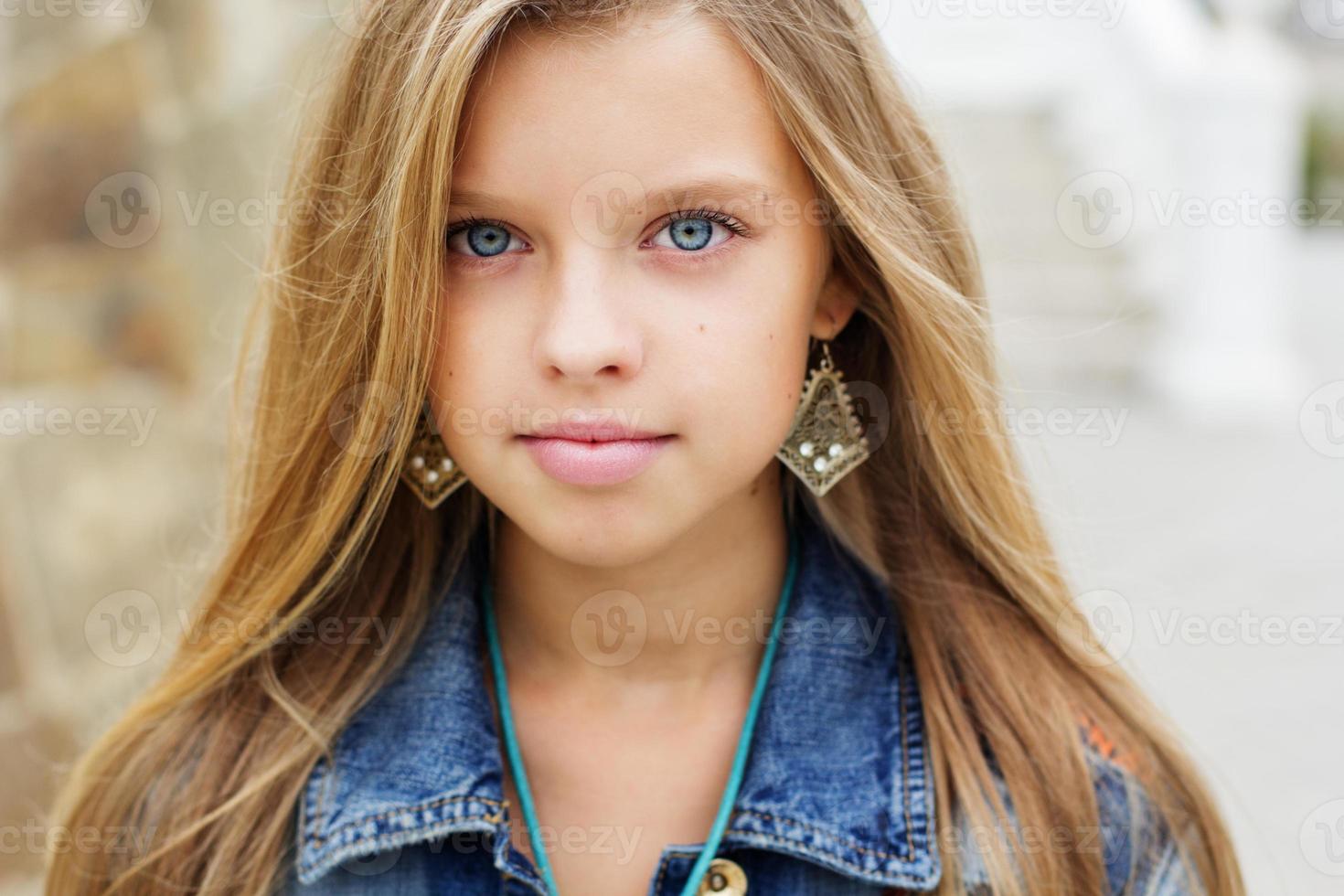 porträtt av blåögd vacker flicka foto