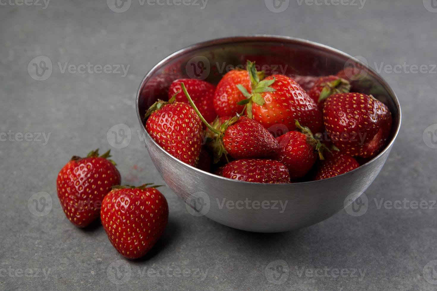 jordgubbar i en skål foto