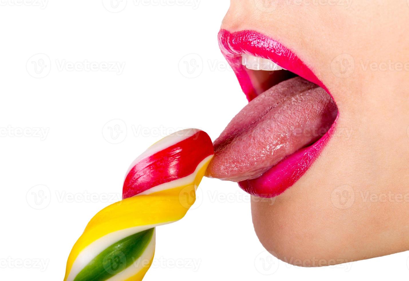 sexig kvinna med röd mun innehav klubba foto