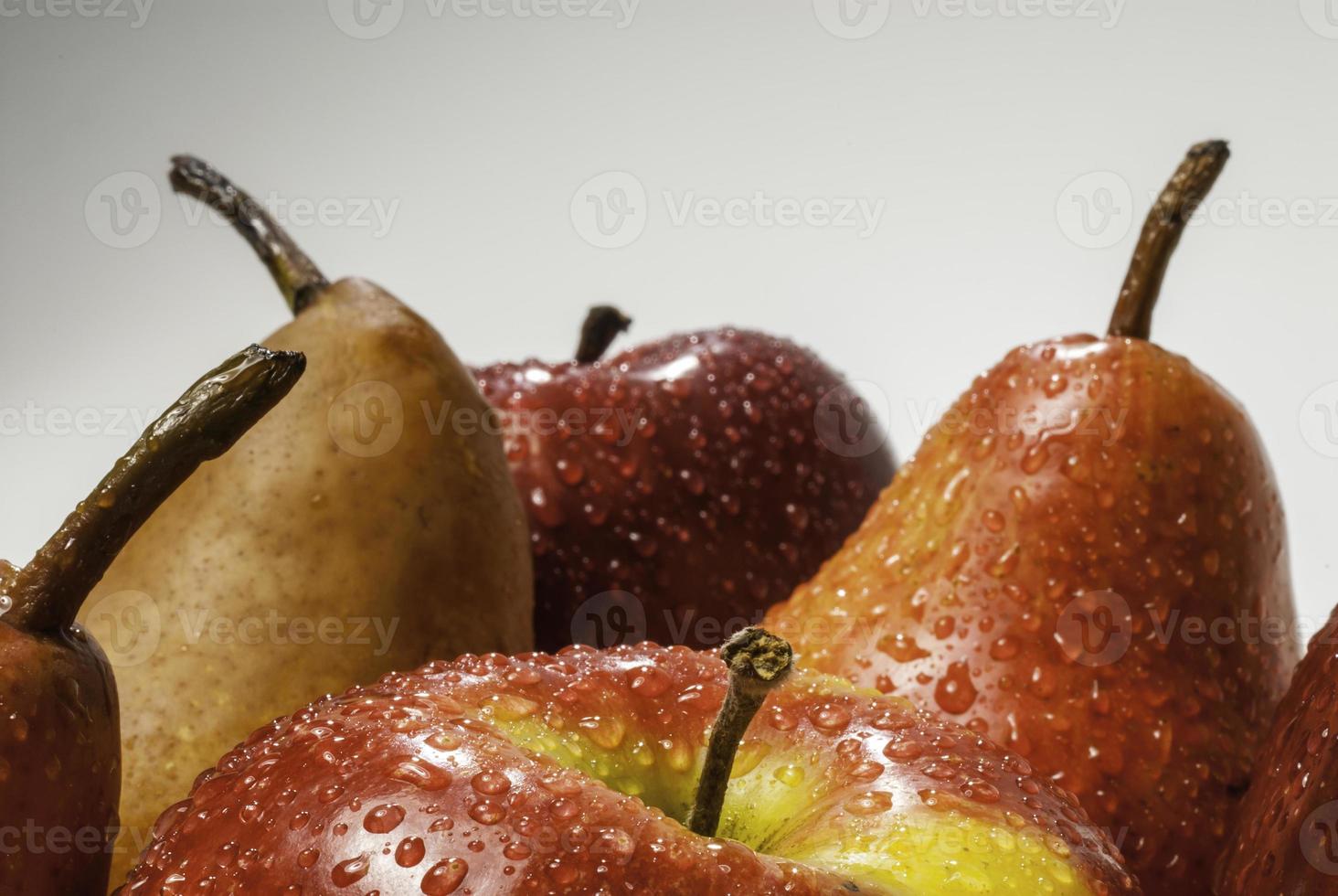uppsättning våta äpplen och våta päron foto