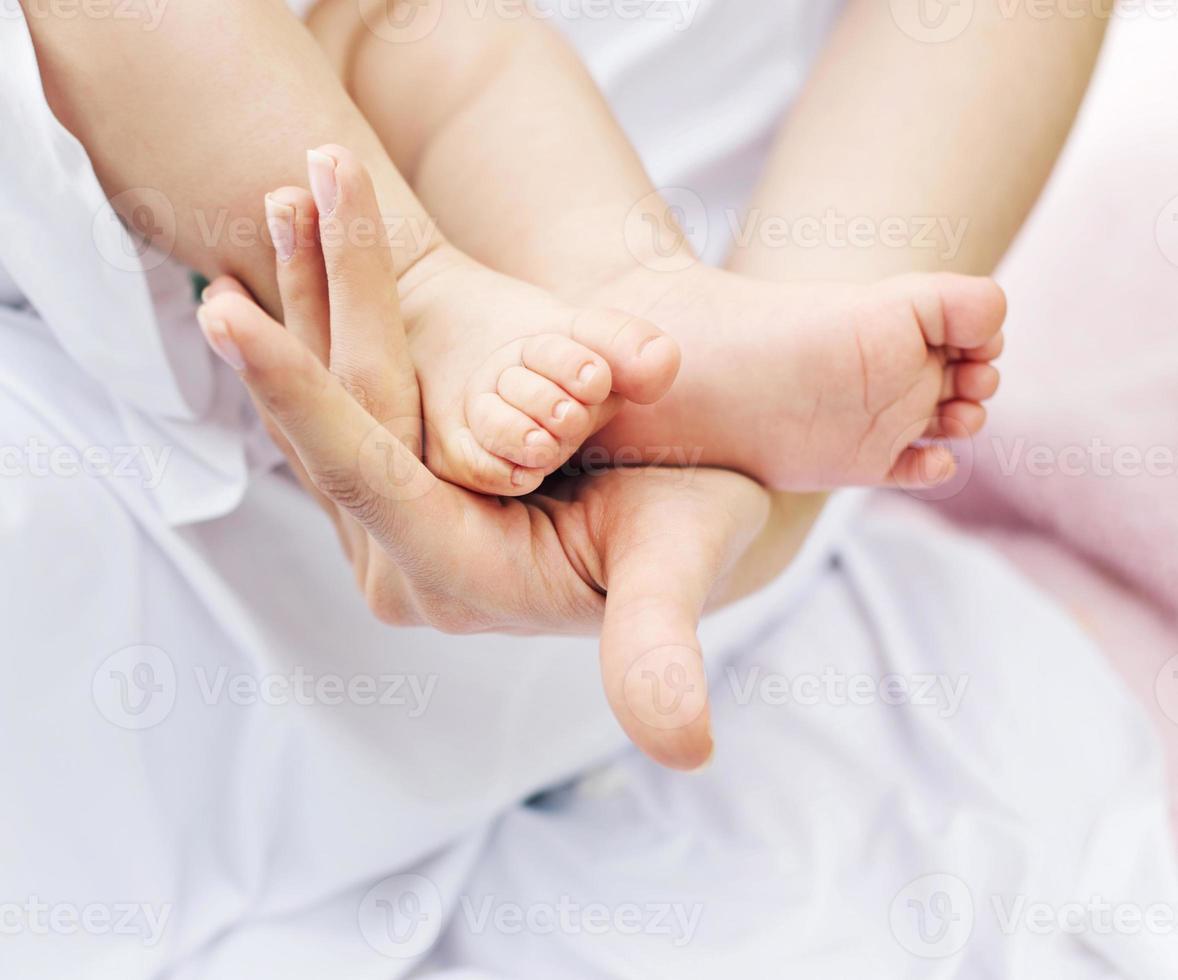 bild som presenterar lilla barnets fötter foto