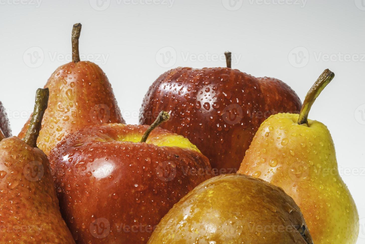 uppsättning våta äpplen och våta päron foto