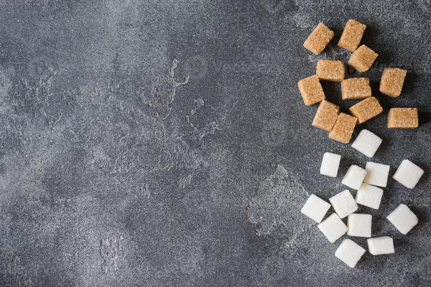 vit socker och brun socker sockerrör kub på de mörk bakgrund av de Brutal selektiv fokus foto