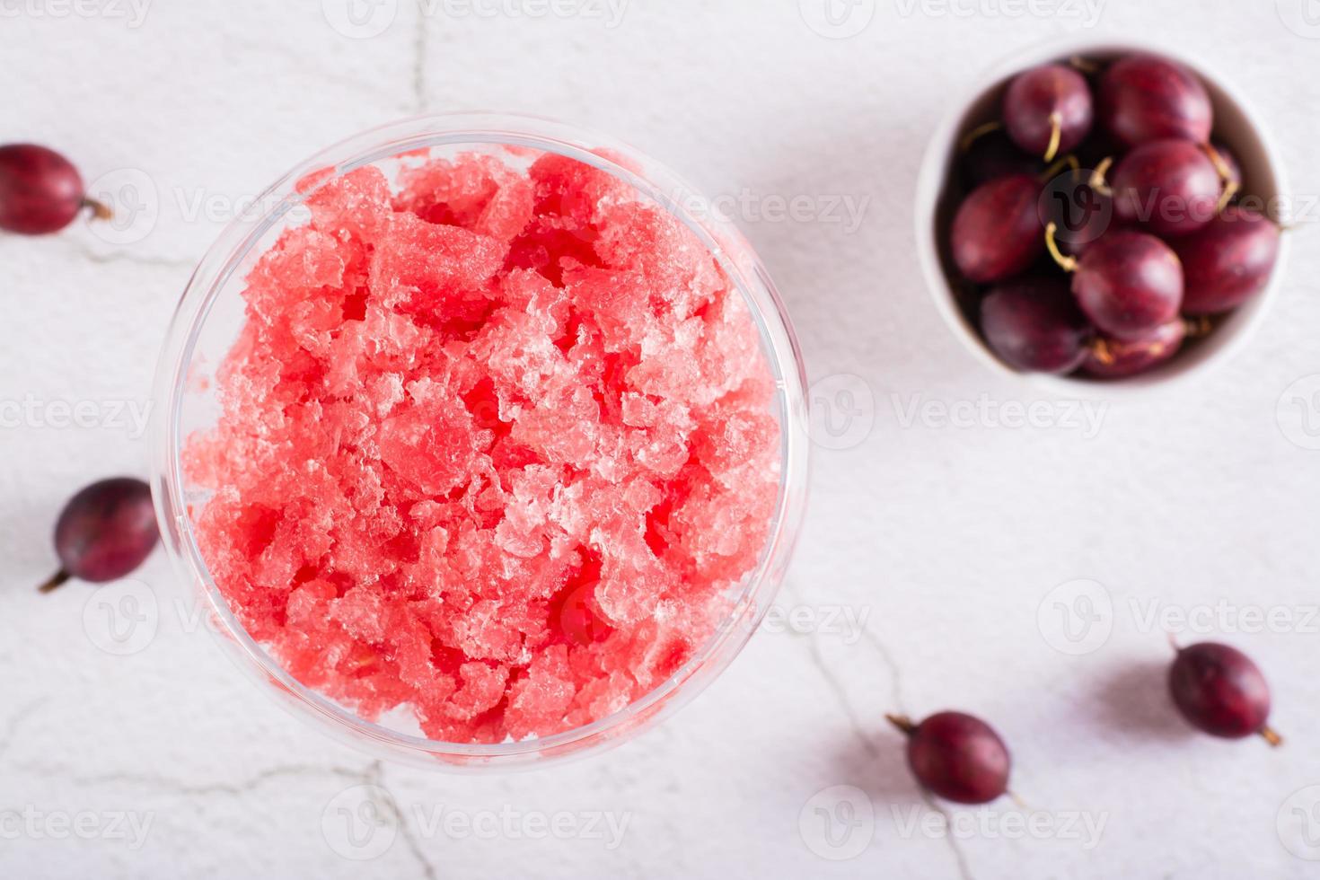 sommar dryck frysta vin slushy i glasögon. uppfriskande alkoholhaltig cocktail. topp se. närbild foto