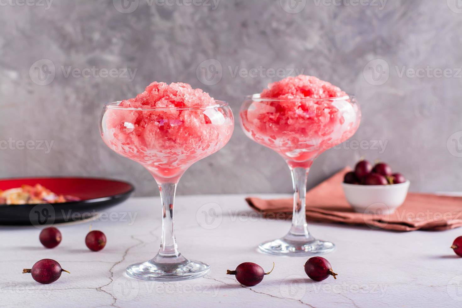 sommar dryck frysta vin slushy i glasögon på de tabell. uppfriskande alkoholhaltig cocktail foto