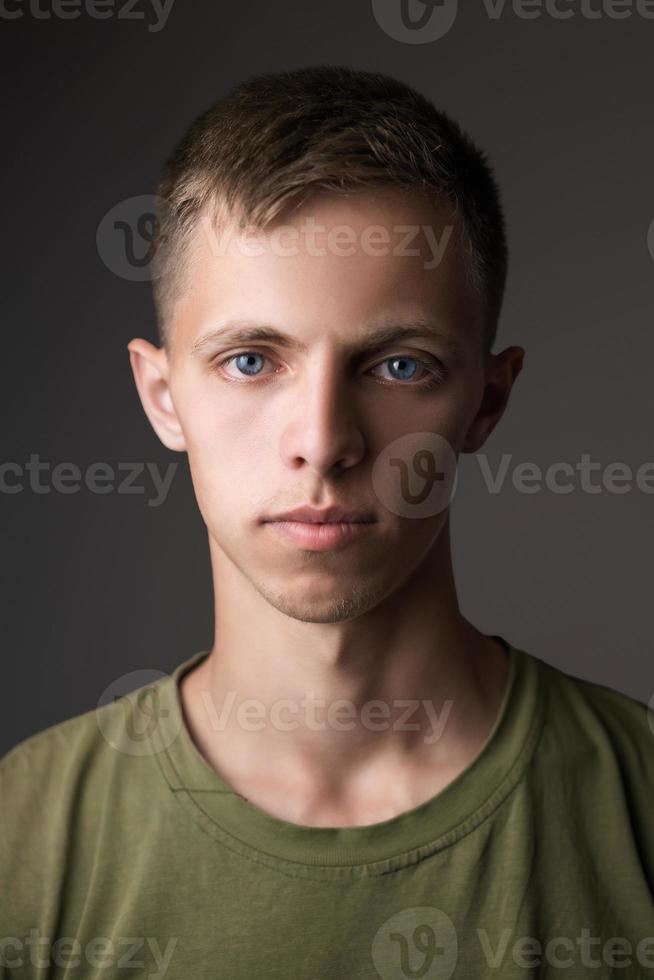 porträtt av en kille stänga upp ser på de kamera med blå ögon foto