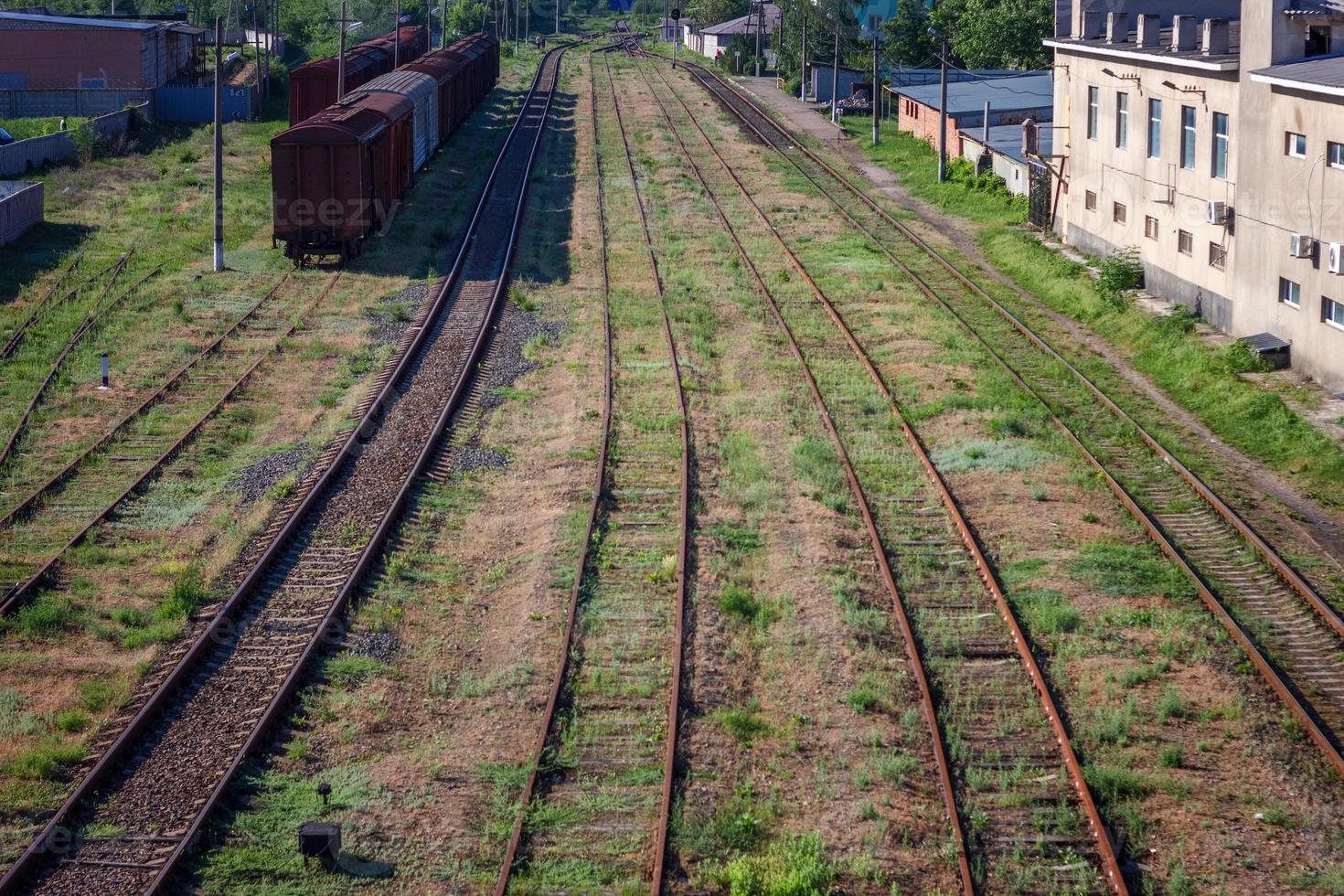 järnväg spår, en massa av skenor gå in i de distans foto