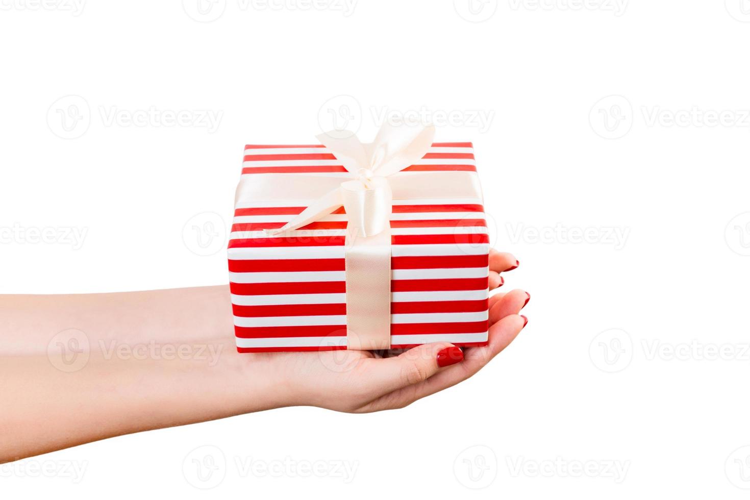kvinna händer ge insvept jul eller Övrig Semester handgjort närvarande i röd papper med guld band. isolerat på vit bakgrund, topp se. tacksägelse gåva låda begrepp foto