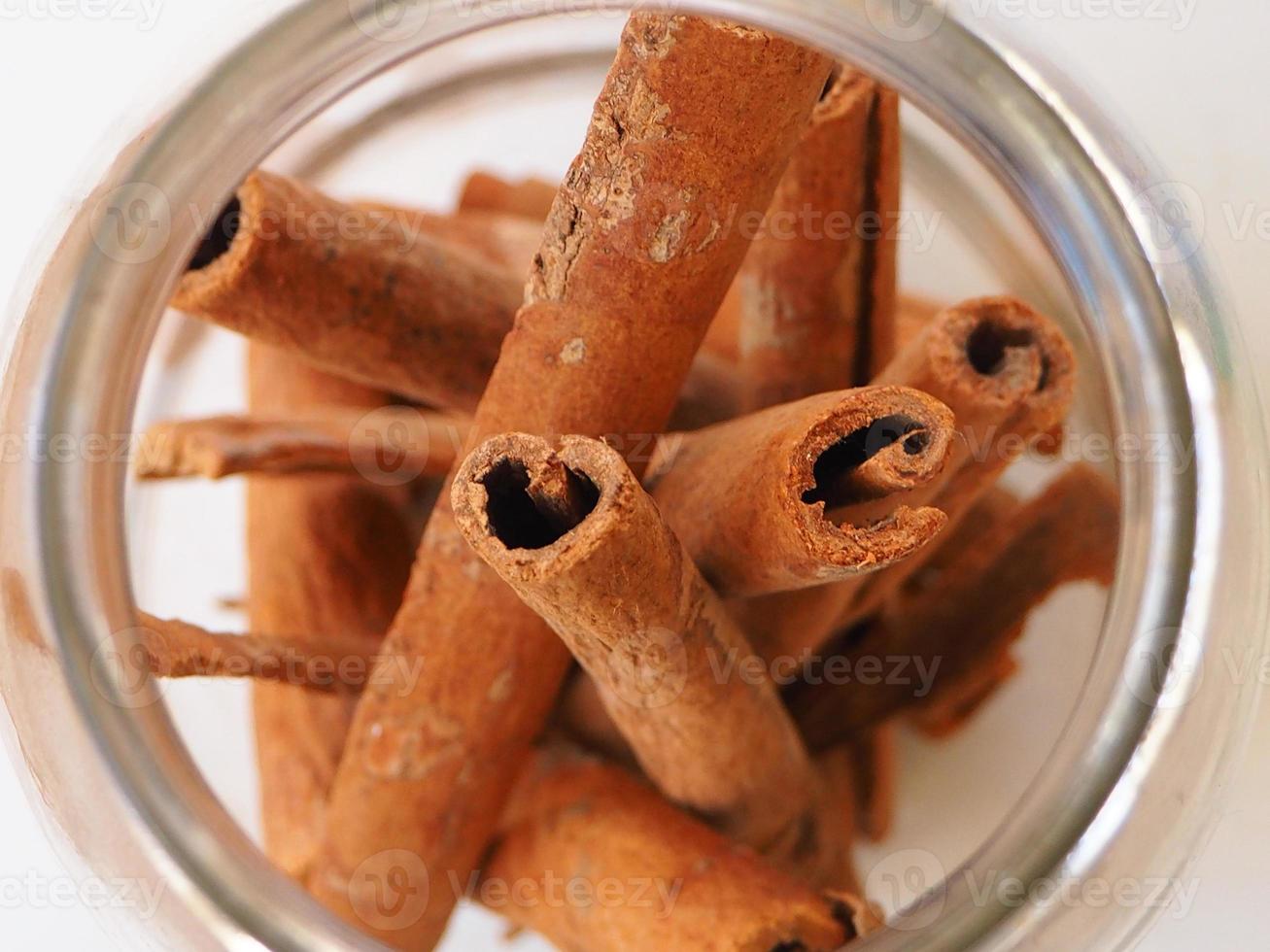 närbild rå kanel bark i en glas burk foto