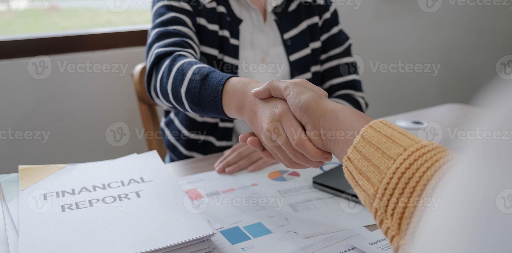 företag kvinna och partner skakning händer i kontor foto