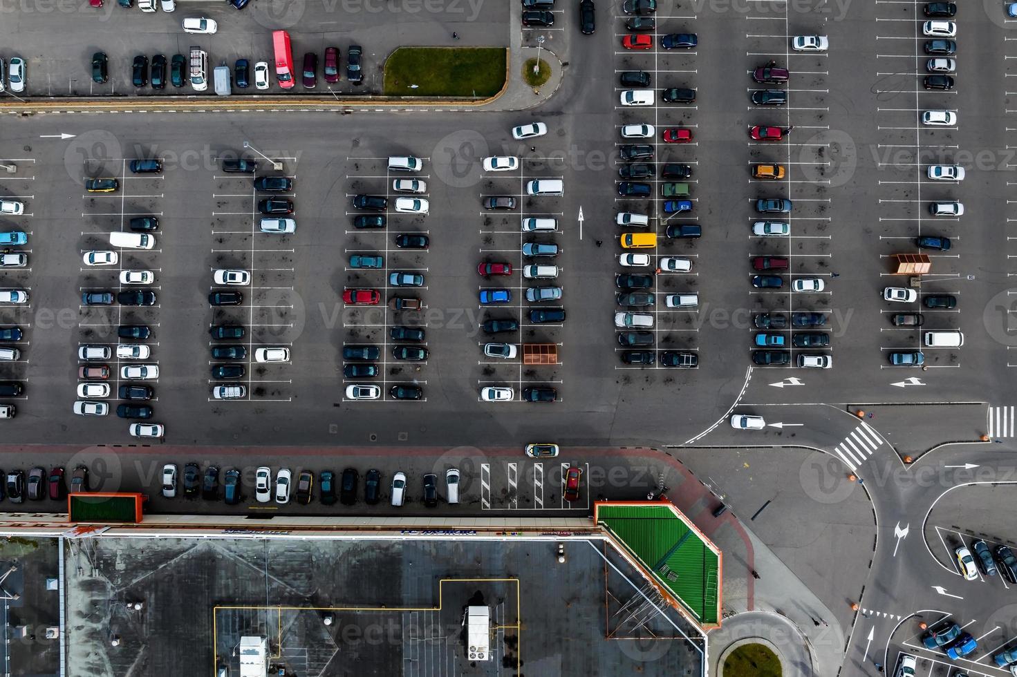 antenn se på stor öppen luft parkering massa för bilar för invånare av område foto
