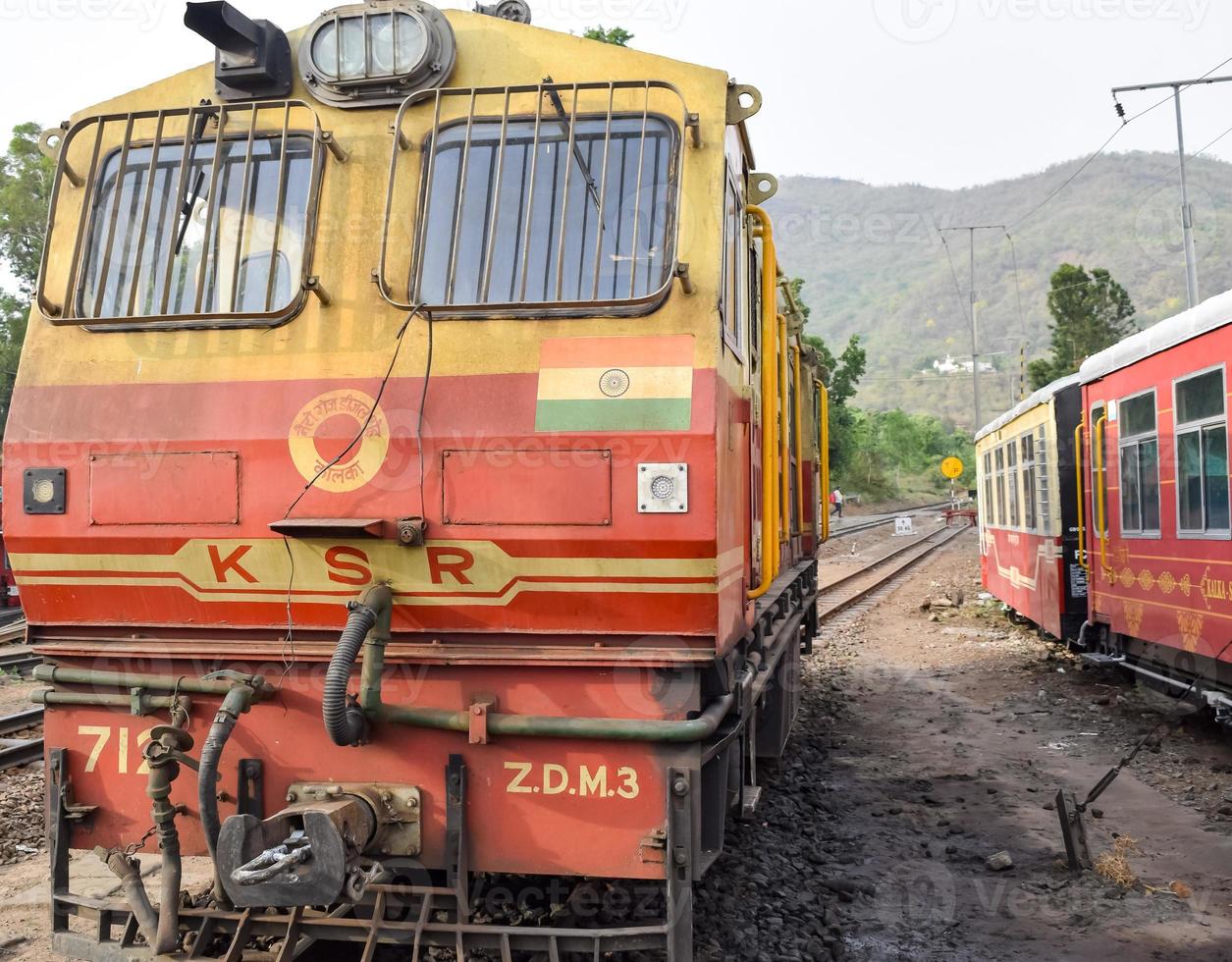 kalka, haryana, Indien Maj 14 2022 - indisk leksak tåg diesel lokomotiv motor på kalka järnväg station under de dag tid, kalka shimla leksak tåg diesel lokomotiv motor foto