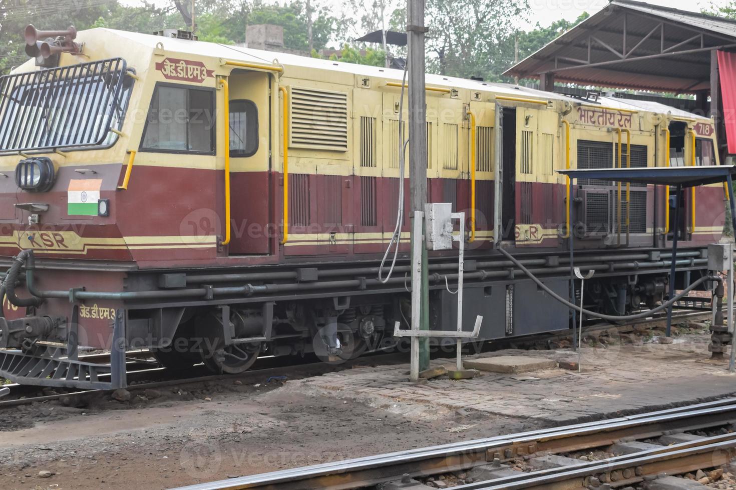kalka, haryana, Indien Maj 14 2022 - indisk leksak tåg diesel lokomotiv motor på kalka järnväg station under de dag tid, kalka shimla leksak tåg diesel lokomotiv motor foto