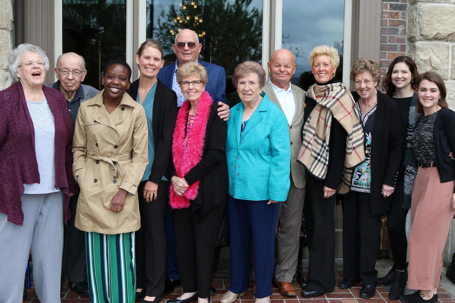 los angeles mar 14 - bev, ken, delight, holly, steve, linda, beth, hank, heidi, donna, bonnie, danielle på steve och linda lunch på spaghettifabriken den 14 mars 2020 i Redlands, ca. foto