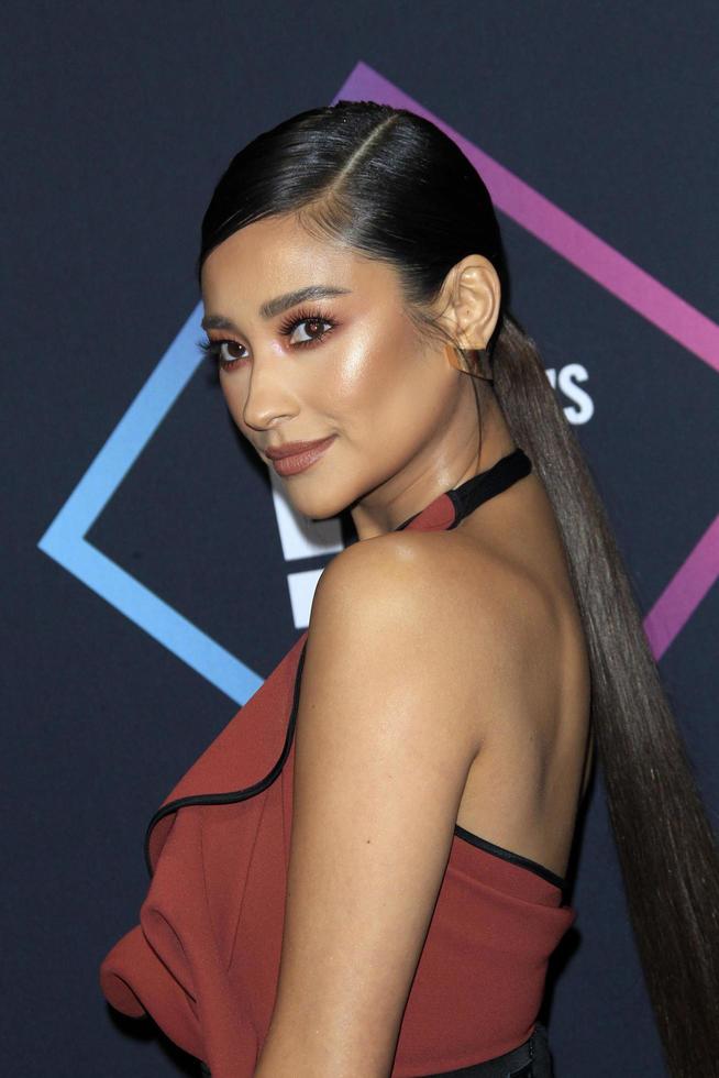 los angeles - nov 11 - shay mitchell på de människor s val utmärkelser 2018 på de barker galge på november 11, 2018 i santa monica, ca foto