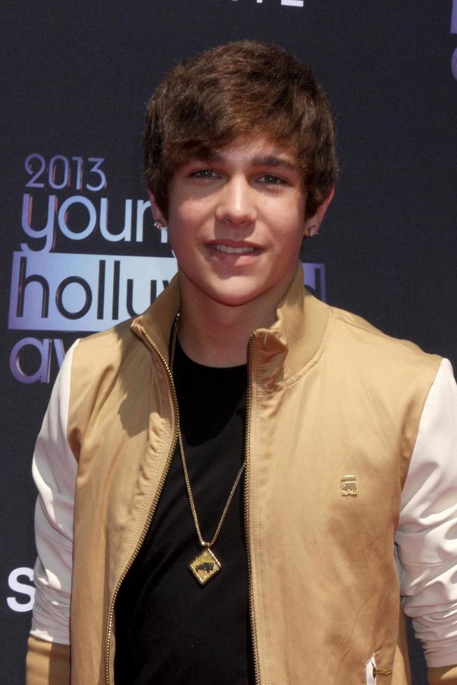 los angeles - aug 1 - austin mahone ankommer på de 2013 ung hollywood utmärkelser på de bred skede på augusti 1, 2013 i santa monica, ca foto