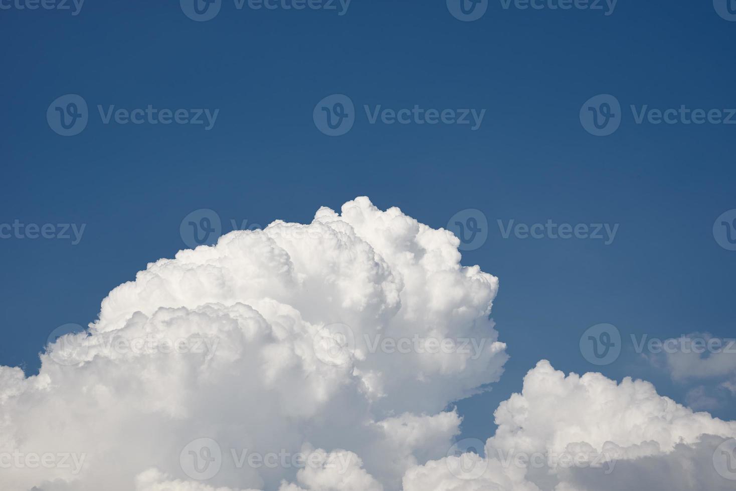 stänga upp av stor vit fluffig moln på klar blå himmel foto