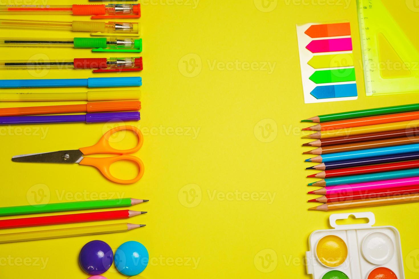 vattenfärg lastpall, trä- färgad pennor och borstar för målning, färgad foto