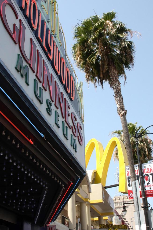 los angeles - apr 5 - guinness värld spela in museum, mcdonalds, handflatan träd på de Adam väst hollywood promenad av berömmelse stjärna ceremoni på hollywood blvd. på april 5, 2012 i los angeles, ca foto