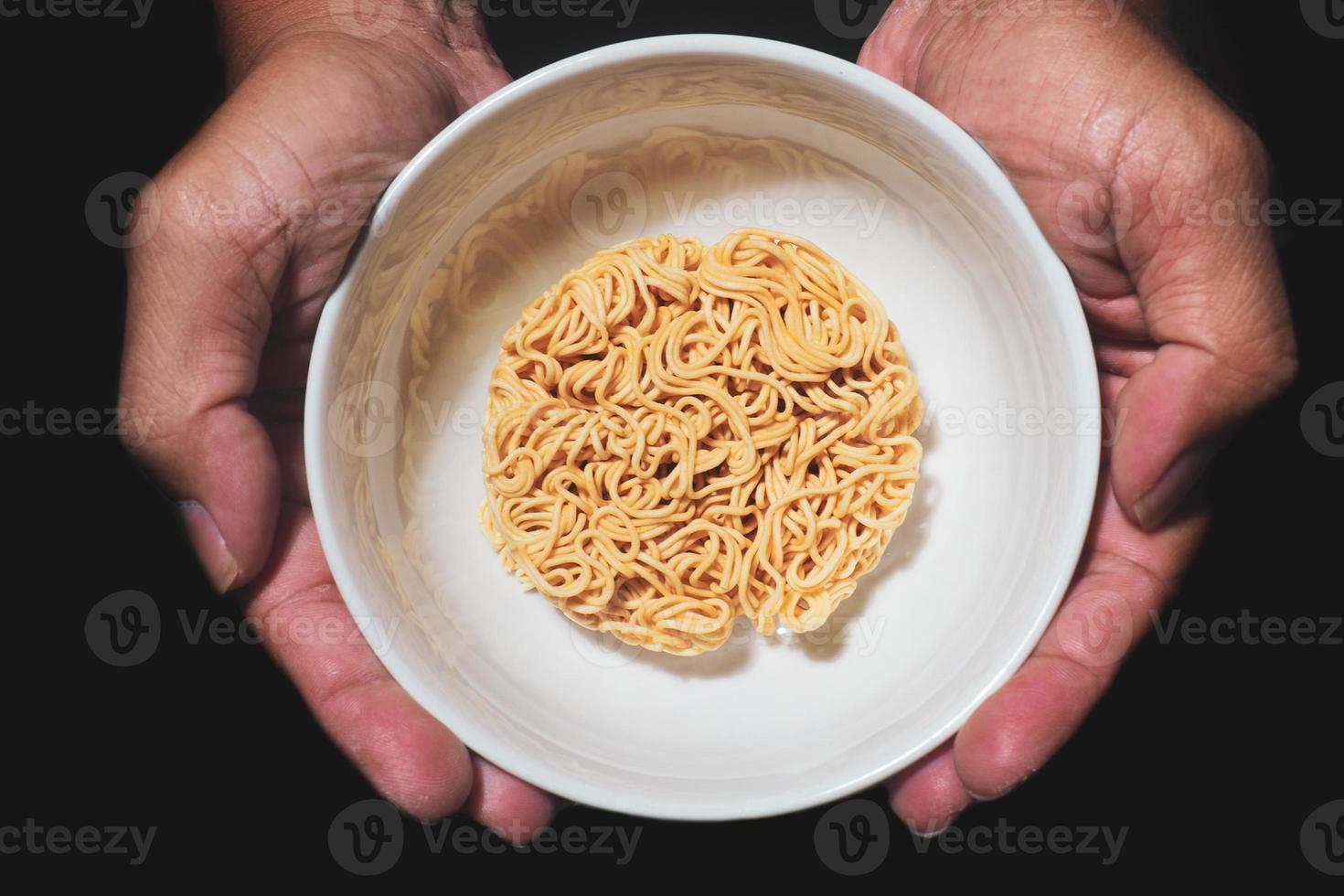 omedelbar spaghetti i en kopp. mat kris begrepp mat brist foto