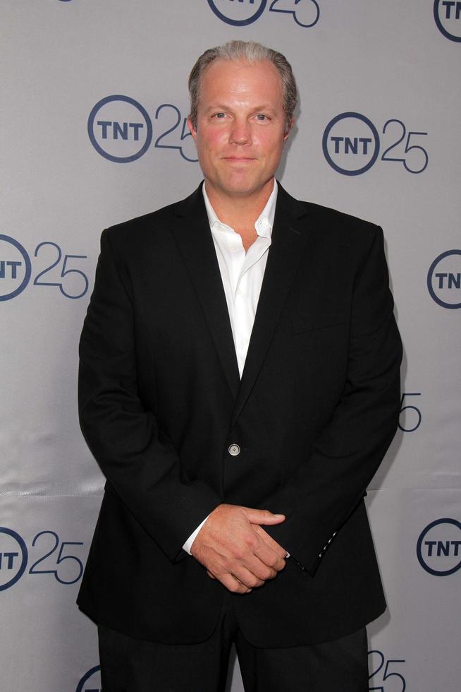 los angeles - juli 24 - Adam Baldwin ankommer på tnt s 25:e årsdag fest på de beverly hilton hotell på juli 24, 2013 i beverly kullar, ca foto