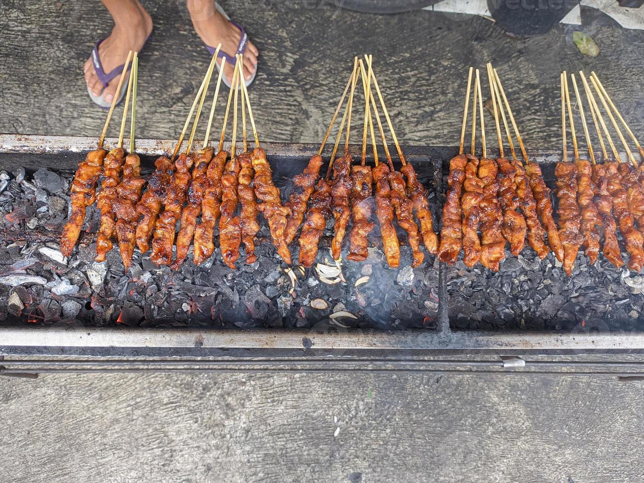 satay. är en typisk indonesiska mat den där är kokta förbi grillning. isolerat när de förbränning bearbeta tar plats foto