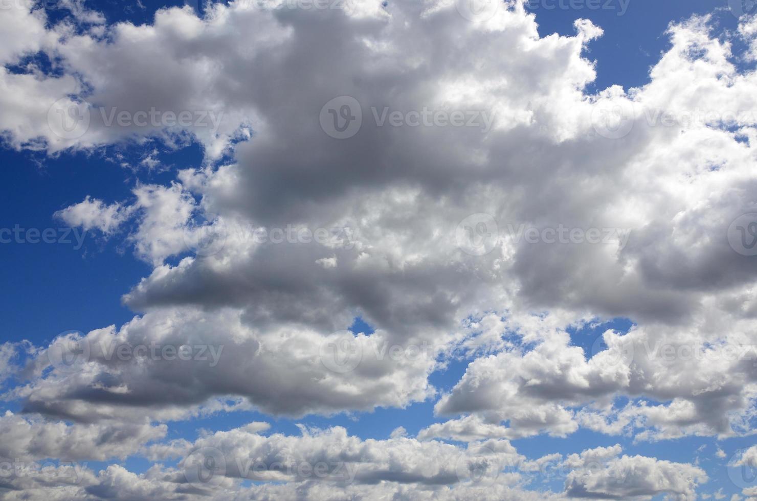 en blå himmel med massor av vit moln av annorlunda storlekar foto
