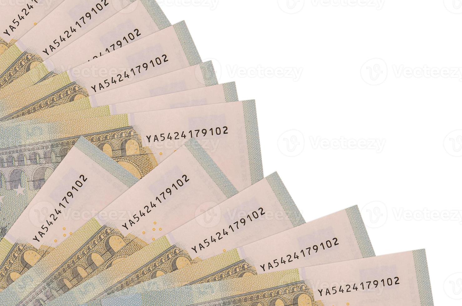 5 euro räkningar lögner isolerat på vit bakgrund med kopia Plats staplade i fläkt stänga upp foto