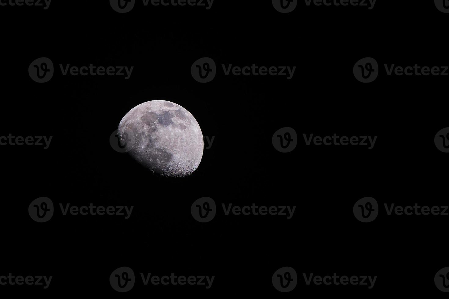 vaxning puckelryggig måne på natt på en Maj kväll i de nordlig hemisfär foto