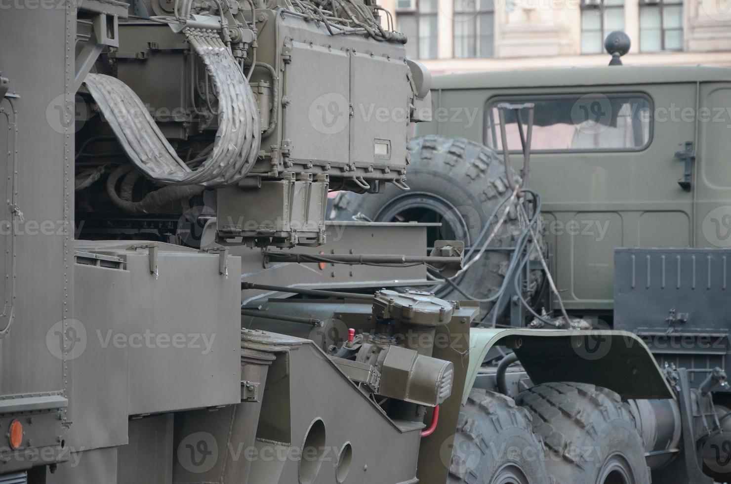 stänga upp av grön militär lastbil. modern militär transport fordon teknik foto