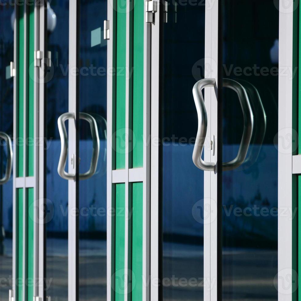 krom dörr hantera och glas av modern aluminium kontor Fasad foto