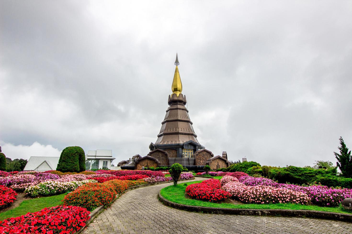 landmärke landskap doi Inthanon nationell parkera och de himmel i de regnig säsong, siribhumi pagod på Chiang Mai thailand foto