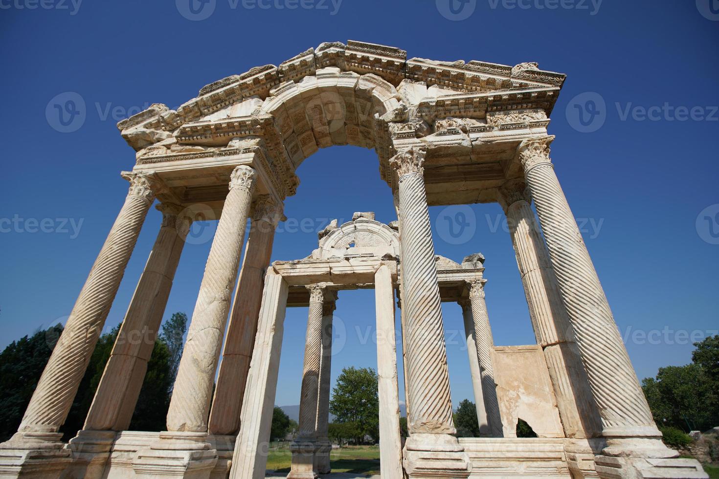 monumental inkörsport, tetrapylon i afrodisier gammal stad i aydin, turkiye foto