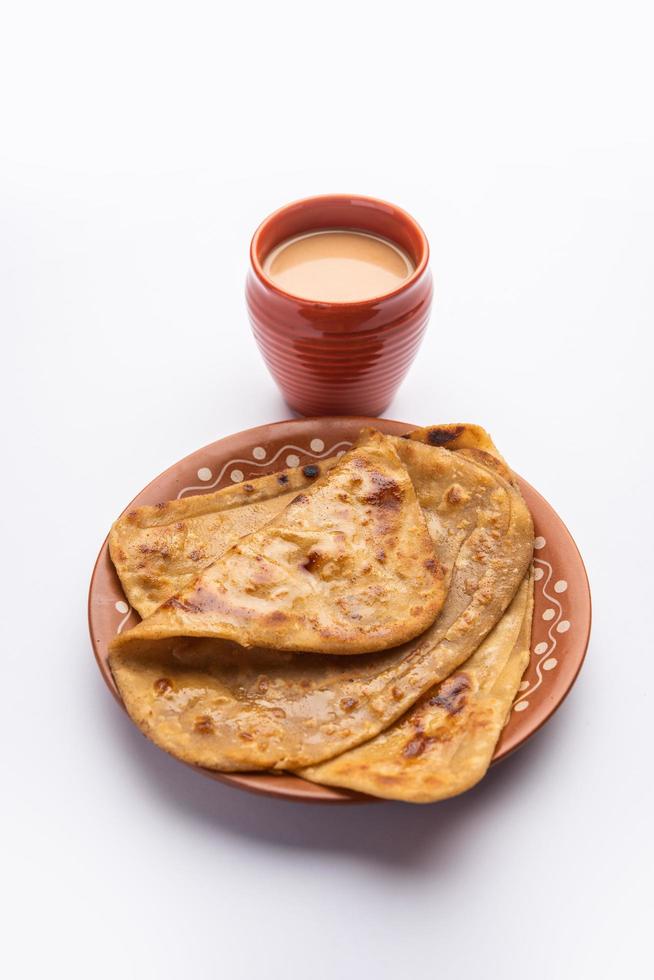 chai paratha - varm te eras med flatbread är en traditionell enkel måltid från Indien och pakistan foto